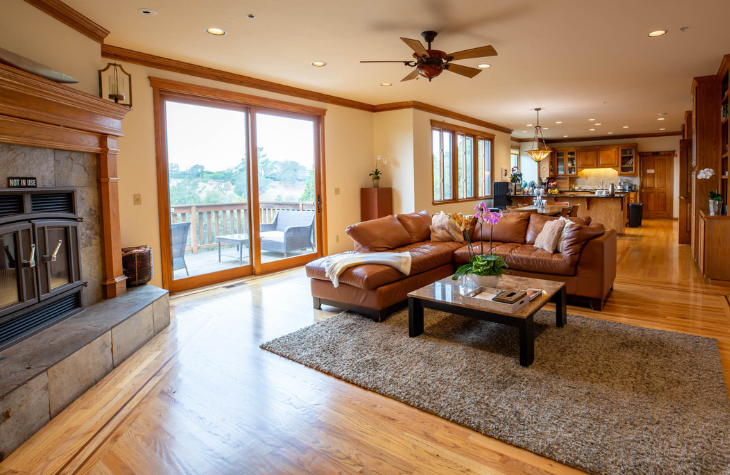 lounge area at reflections bay area detox